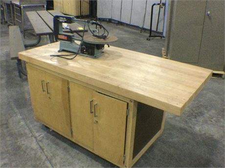 Delta 16” Variable Speed Scroll Saw with a wood working Desk