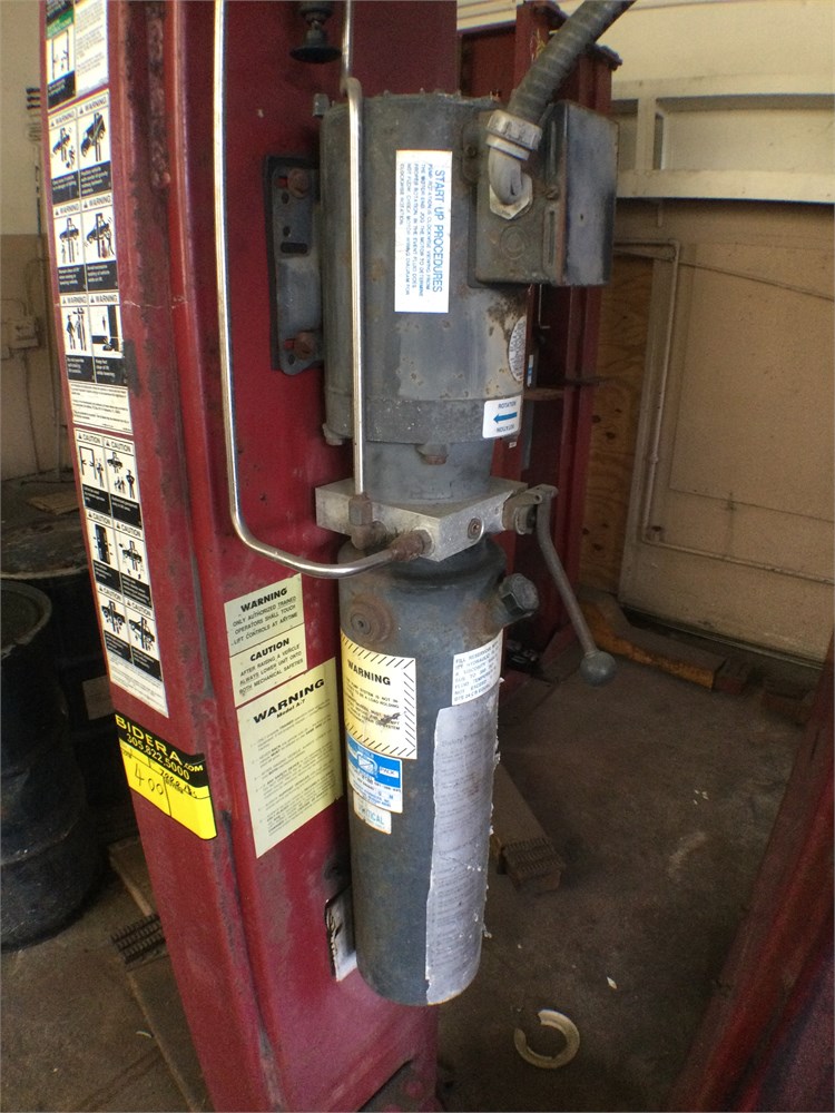 BIDERA Government Auctions (1) Mohawk A7 7000lbs Vehicle Lift