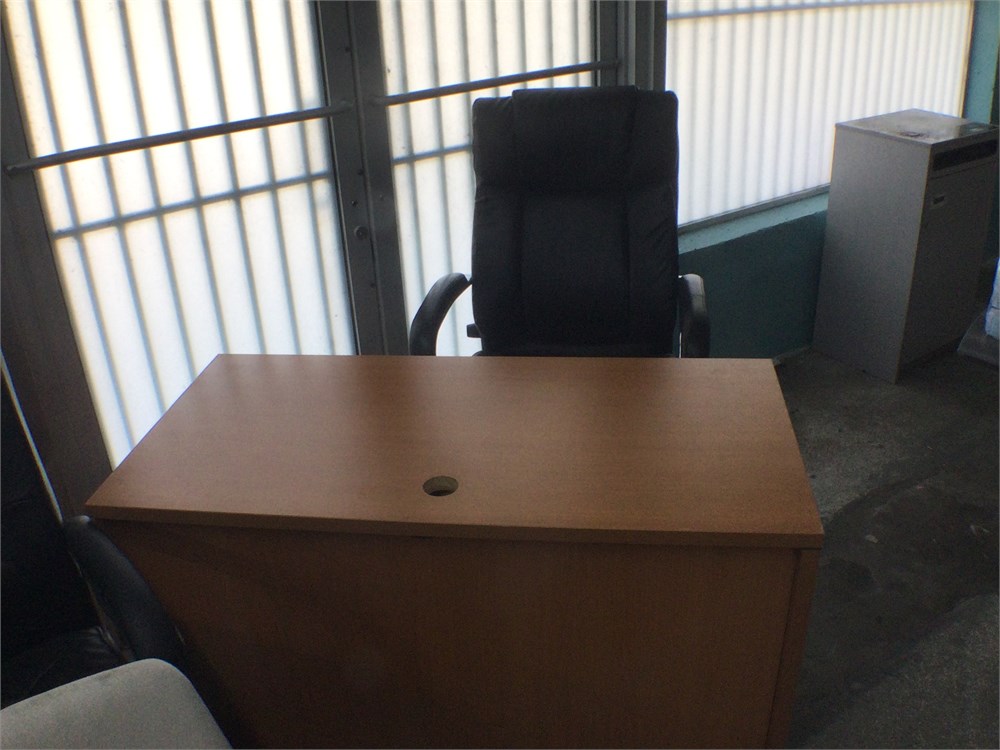 BIDERA Government Auctions Mix lot of (09) Office Furniture
