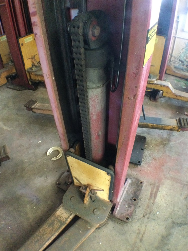 BIDERA Government Auctions (1) Mohawk A7 7000lbs Vehicle Lift