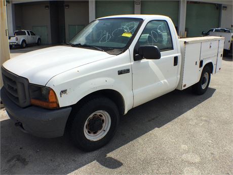 2000 Ford F-250 Utility Bed Truck w/Liftgate