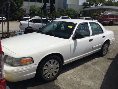 2010 Ford Crown Victoria Police Interceptor (Missing Parts)